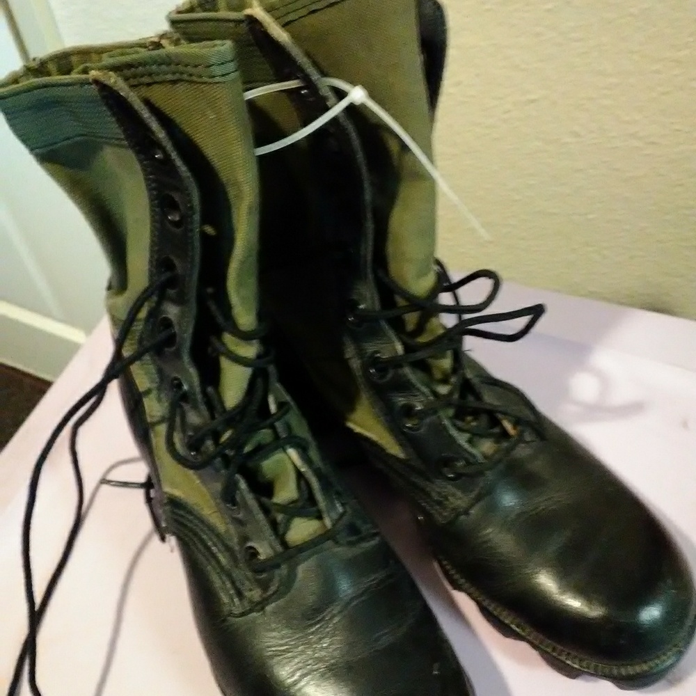 MILITARY Boots.. Vintage... Sz 4 Regular